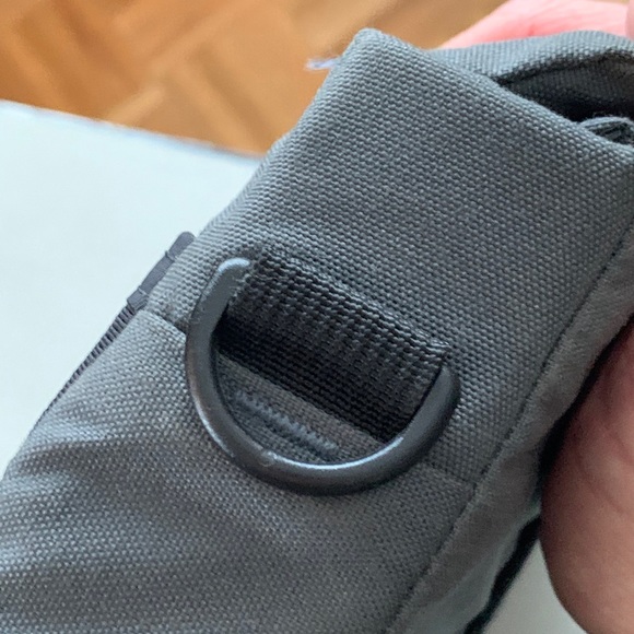 TOM BIHN Urban Minimalist Messenger - 14 x 11 x 2 - Picture 12 of 15